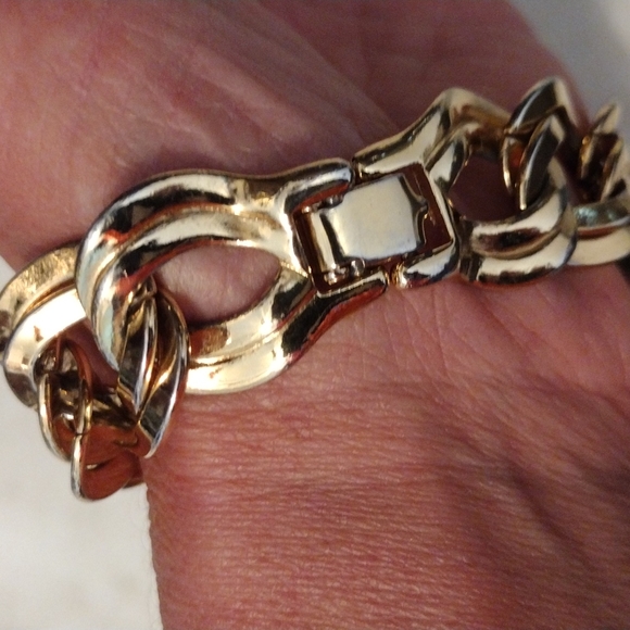 Monet linked chunk chain bracelet. - Picture 2 of 7